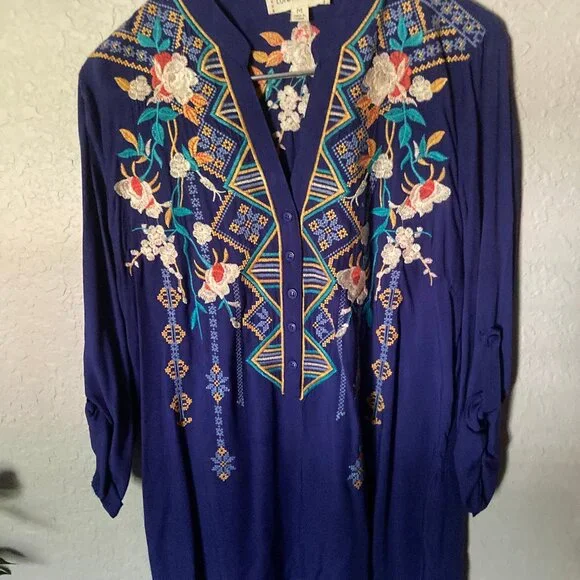 Luna Moon Embroidered Top (M) - Picture 2 of 5